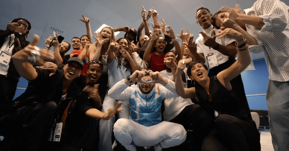 Photo de JUL avec sa team de danseus & danseuses pour le stade de France